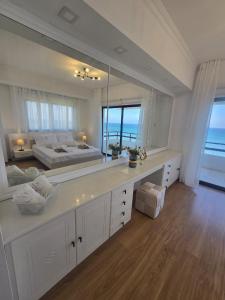 Postel nebo postele na pokoji v ubytování Lazuli Skyline & Sea View Penthouse