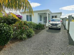 a car parked in front of a house at Noulakaz Maison proche Belle Mare marché de Flacq in Argy