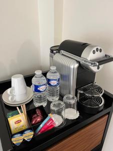 Příslušenství pro přípravu čaje a kávy v ubytování Le Grand Hôtel de Normandie