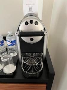 Příslušenství pro přípravu čaje a kávy v ubytování Le Grand Hôtel de Normandie