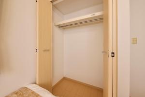 - une chambre avec un placard et un lit dans l'établissement シャンブル南行徳201, à Tokyo