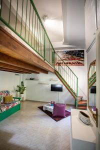 ein Wohnzimmer mit Treppe und Couch in der Unterkunft "Zigana" tra feste Siciliane - nel centro storico della città! in Palermo