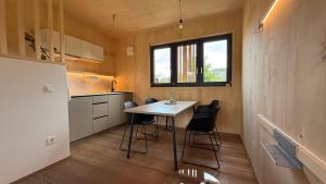 a small kitchen with a table and chairs in a room at Feinzeit Naturloft - Klima, Sauna, Design in Frensdorf