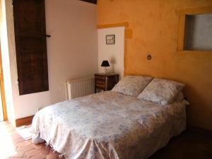 a bedroom with a bed and a lamp on a table at La Maison d'hôtes du Bec d'Allier in Marzy