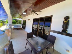 ein Esszimmer mit Tisch und Stühlen in der Unterkunft Villa Jasmine in Rawai Beach
