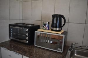 eine Kaffeekanne auf einer Mikrowelle in der Unterkunft Nuwepos in Vanrhynsdorp