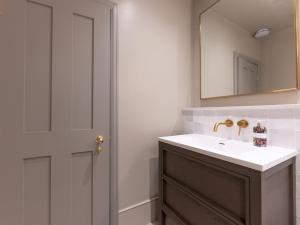 un baño con lavabo y espejo en Beautiful Unique 2BR - Richmond near Transport Pass The Keys, en Richmond 19 fotos más