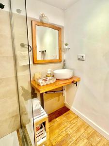 a bathroom with a sink and a mirror at Apartamento en el corazón de Santa Cruz in Santa Cruz de Tenerife