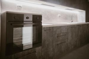 una cucina con forno nero e lavandino di Castello Svevo a Porto Recanati Altre 34 foto