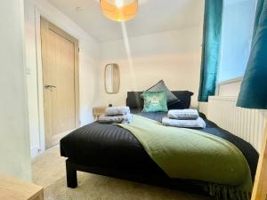 Ένα ή περισσότερα κρεβάτια σε δωμάτιο στο Cozy & Spacious 3-bedroom home