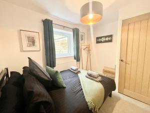 Ένα ή περισσότερα κρεβάτια σε δωμάτιο στο Cozy & Spacious 3-bedroom home