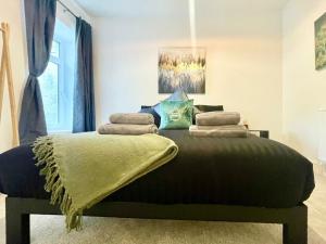 Ένα ή περισσότερα κρεβάτια σε δωμάτιο στο Cozy & Spacious 3-bedroom home