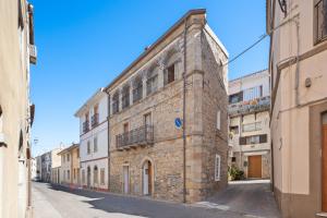 an old brick building on a street in an alley at Casa Vacanze Antica Dimora in Scano Montiferro