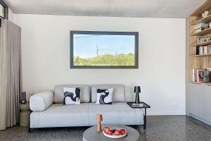 una sala de estar con un sofá y una mesa en Contemporary villa with pool in Trinité, en Porto Vecchio