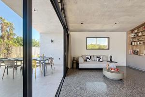 una sala de estar con un sofá y una mesa en Contemporary villa with pool in Trinité, en Porto Vecchio