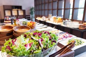 een salade in een kom op een tafel bij nol hakone myojindai in Hakone