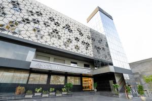 een gebouw met een gevel met ramen bij Prarambh By Siara in Nadiād