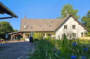 Un jardín fuera de B&B Gite les Baudy