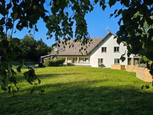 Un jardín fuera de B&B Gite les Baudy