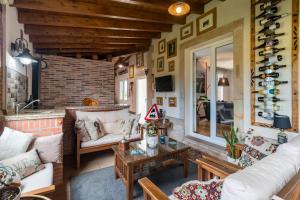 ein Wohnzimmer mit weißen Möbeln und einer Ziegelwand in der Unterkunft El Rincón de Agüero in Agüero