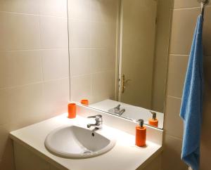a bathroom with a sink and a mirror at Studio calme et confort avec Wifi et terrasse proche de CNPE Cruas in Montélimar