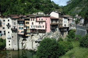 a group of buildings on a mountain next to a river at Studio calme et confort avec Wifi et terrasse proche de CNPE Cruas in Montélimar