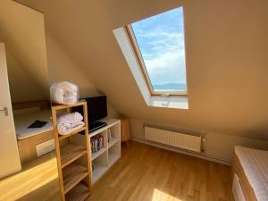 Camera mansardata con finestra e TV. di Ravenswood Cottage a Balatonfůzfő