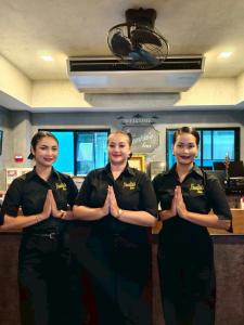 Členové personálu v ubytování Frankie's Inn