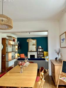 Η κουζίνα ή μικρή κουζίνα στο Maison de charme 4 chambres, vue Rance et jardin