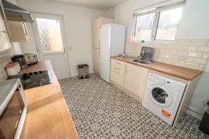 Η κουζίνα ή μικρή κουζίνα στο Cosy 3-Bed House – Walk to Swansea Stadium