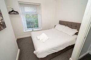 Ένα ή περισσότερα κρεβάτια σε δωμάτιο στο Cosy 3-Bed House – Walk to Swansea Stadium