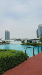 vista su un fiume con edifici sullo sfondo di Бульвар Резиденция вид на парк a Tashkent