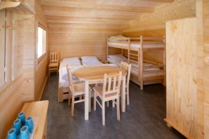 Una cama o camas en una habitación de Autokemp Panistávka Žirovnice