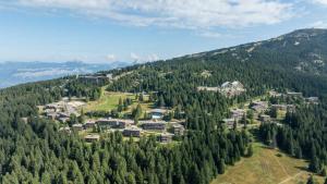 una vista aérea de un complejo turístico en una montaña en V du Bachat Epicea A N24 2P6, en Chamrousse 3 fotos más