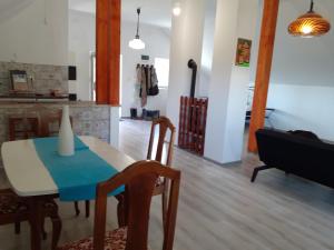 a dining room and kitchen with a table and chairs at Apartman Tornik in Zlatibor