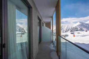 古多里Go-Gudauri The Atrium Residence的阳台享有雪覆盖的山脉美景。