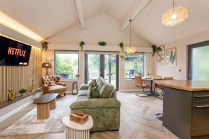 TV a/nebo společenská místnost v ubytování Oakwood Lodges with Hot tubs York