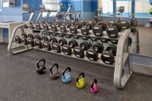 Fitness centrum a/nebo fitness zařízení v ubytování Four Points by Sheraton Edmonton West