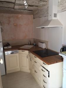 Η κουζίνα ή μικρή κουζίνα στο Gîte du Figuier du Saulce +4 φωτογραφίες