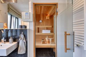 ein Badezimmer mit Waschbecken und Spiegel in der Unterkunft Ferienwohnung Strandloft 12 im Haus Düne 7 Prora in Binz + 26 Fotos