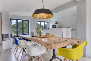 eine Küche und ein Esszimmer mit einem Holztisch und Stühlen in der Unterkunft Ferienwohnung Strandloft 12 im Haus Düne 7 Prora in Binz