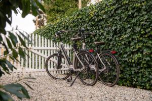 two bikes are parked next to a fence at LODGE & LOFT in Sassenheim