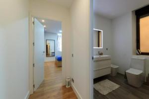 Un baño blanco con lavabo e inodoro. en Alojamiento Singular, en Zamora 38 fotos más