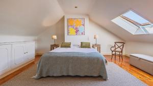 ein Schlafzimmer mit einem Bett und einem Fenster in der Unterkunft Garden Mansion in Historic Center by LovelyStay in Lissabon