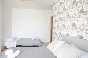 Ένα ή περισσότερα κρεβάτια σε δωμάτιο στο Amplia casa en Granada ideal para familias