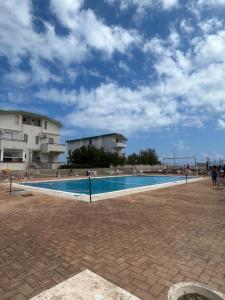 una piscina frente a un edificio en La Casa di LULÚ, en Bari