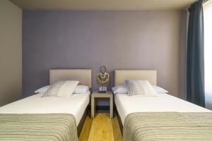 two beds sitting next to each other in a room at Valencia Luxury - Boutique Paz in Valencia