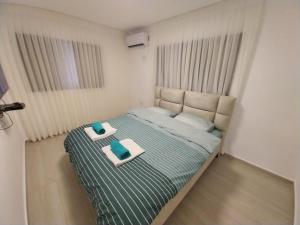 Ένα ή περισσότερα κρεβάτια σε δωμάτιο στο נגיעה של שמש