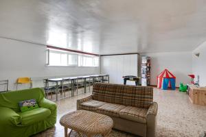 un soggiorno con un divano e un tavolo di Hotel Numi a Rimini