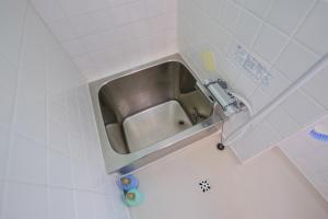 eine Edelstahlspüle in einer kleinen Küche in der Unterkunft Kyoto - House / Vacation STAY 69365 in Kyoto + 13 Fotos